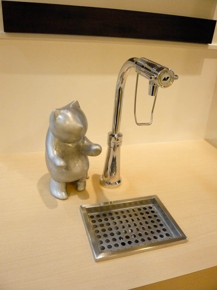 起承転結喜怒哀楽で出来たネコオブジェ「Cat's mate」フードコートに設置した猫の彫刻作品