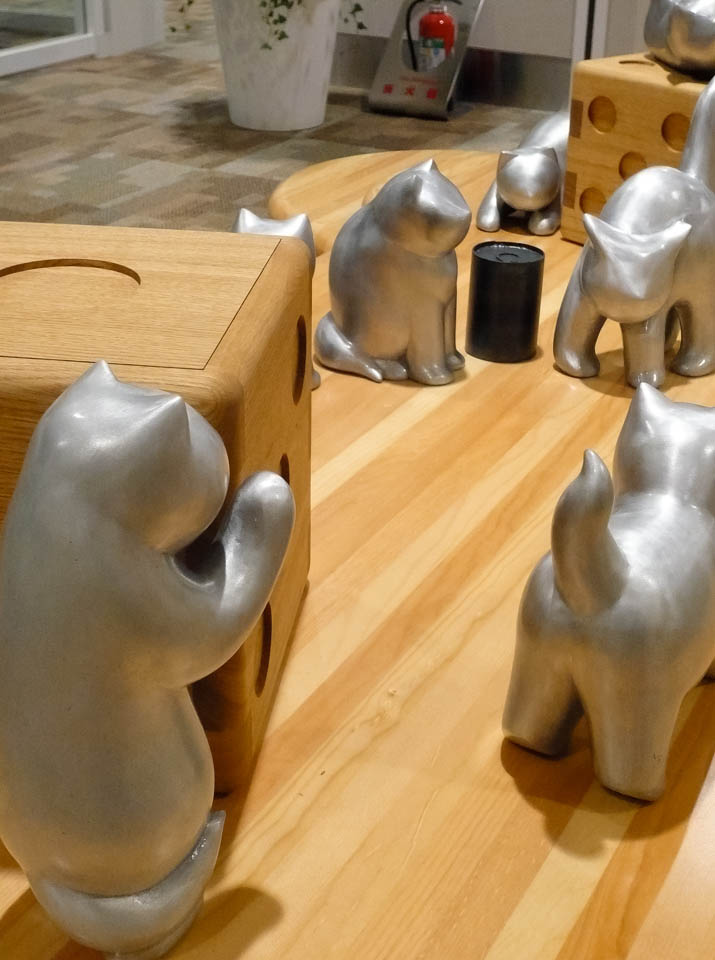 起承転結喜怒哀楽で出来たネコオブジェ「Cat's mate」８匹の猫がカンケリをしているアートオブジェ。