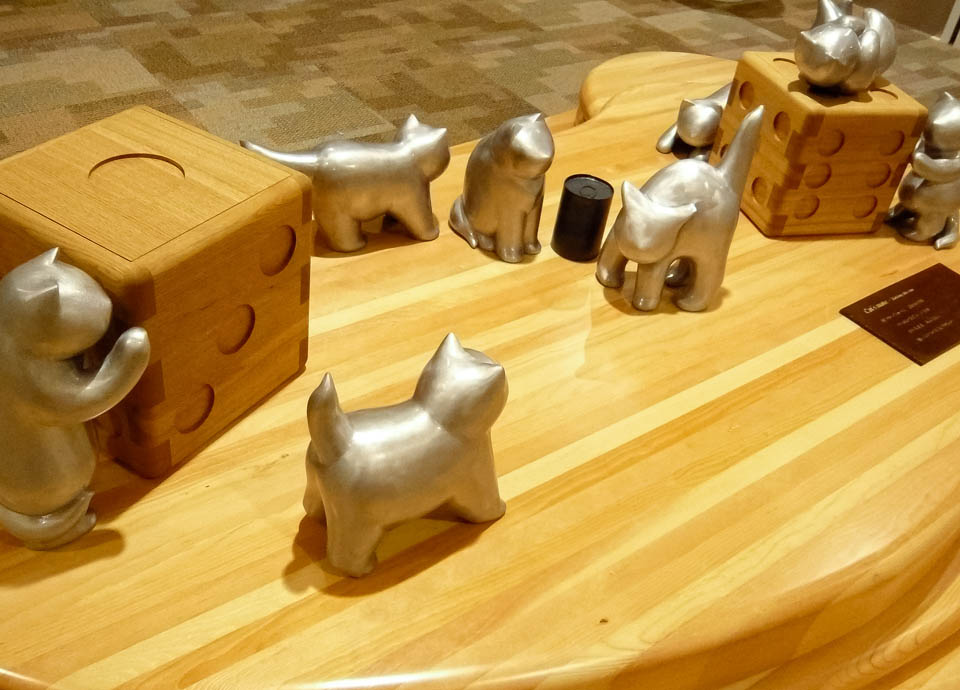 起承転結喜怒哀楽で出来たネコオブジェ「Cat's mate」８匹の猫がカンケリをしているアートオブジェ。