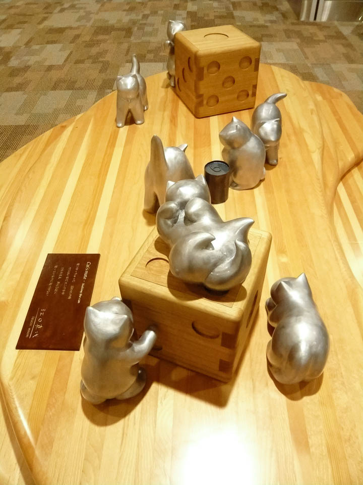 起承転結喜怒哀楽で出来たネコオブジェ「Cat's mate」８匹の猫がカンケリをしているアートオブジェ。