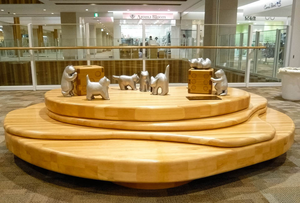 起承転結喜怒哀楽で出来たネコオブジェ「Cat's mate」８匹の猫がカンケリをしているアートオブジェ。