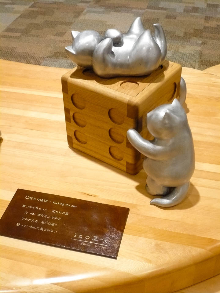 起承転結喜怒哀楽で出来たネコオブジェ「Cat's mate」８匹の猫がカンケリをしているアートオブジェ。