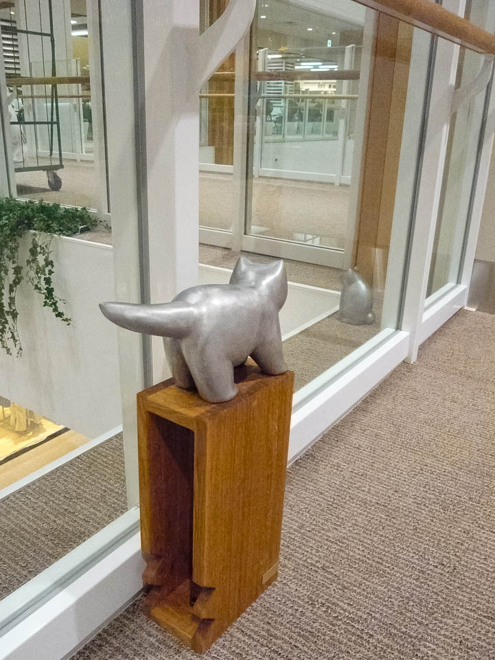 起承転結喜怒哀楽で出来たネコオブジェ「Cat's mate」フロアに設置した猫の彫刻作品