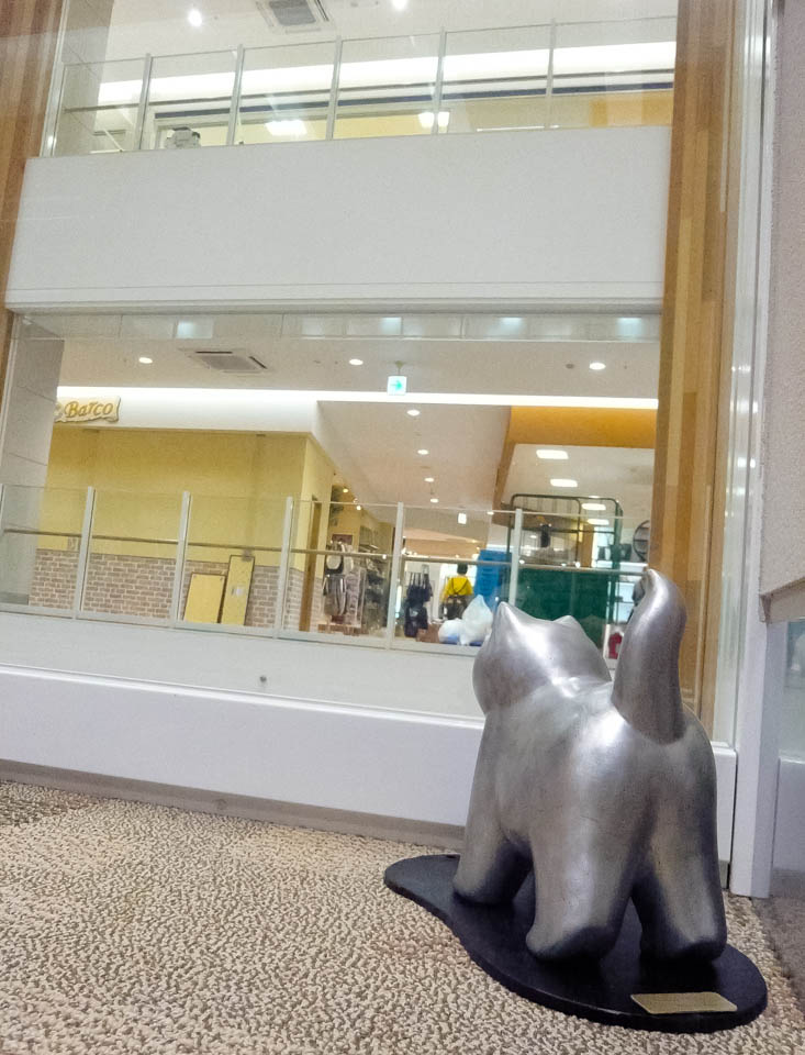 起承転結喜怒哀楽で出来たネコオブジェ「Cat's mate」フロアに設置した猫の彫刻作品