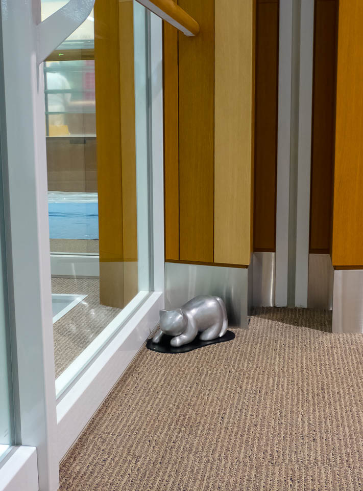 起承転結喜怒哀楽で出来たネコオブジェ「Cat's mate」フロアに設置した猫の彫刻作品