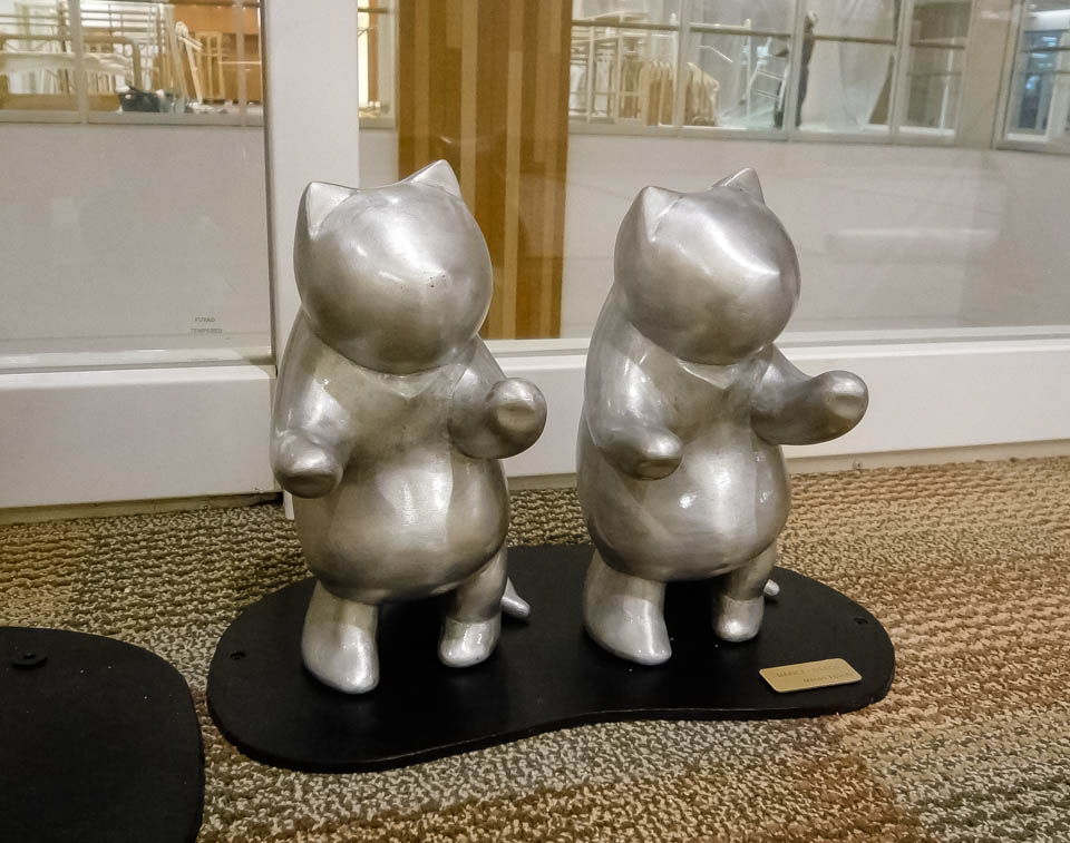 起承転結喜怒哀楽で出来たネコオブジェ「Cat's mate」フロアに設置した猫の彫刻作品