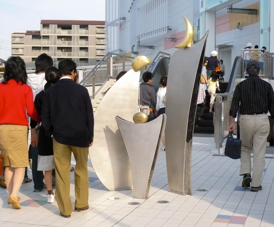 彫刻作品「月の家族」横浜港北ノースポートモールに設置した家族をテーマにした作品。