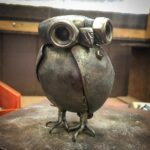 鉄でできたぬいぐるみである「テツグルミ」シリーズ、「鉄フクロウ」です。 頭と翼、尾が動きます。首が伸びます