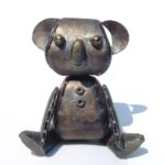 鉄でできたぬいぐるみである「テツグルミ」シリーズ、「鉄コアラ」です。 ぷっくりしたフォルムで首、両肩、股関節が動きます。