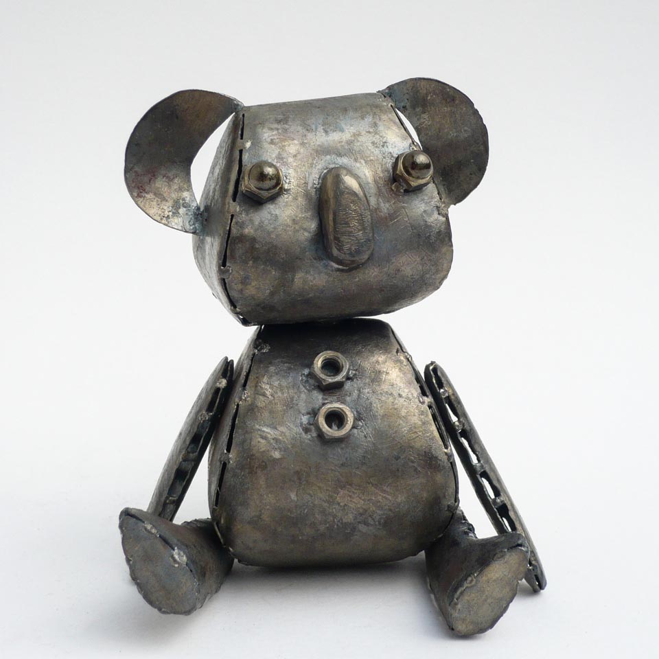 鉄でできたぬいぐるみである「テツグルミ」シリーズ、「鉄コアラ」です。 ぷっくりしたフォルムで首、両肩、股関節が動きます。