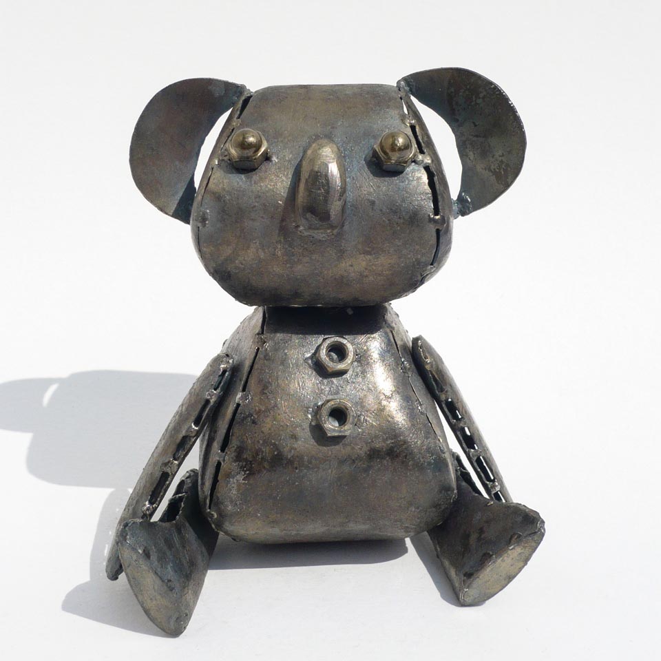 鉄でできたぬいぐるみである「テツグルミ」シリーズ、「鉄コアラ」です。 ぷっくりしたフォルムで首、両肩、股関節が動きます。