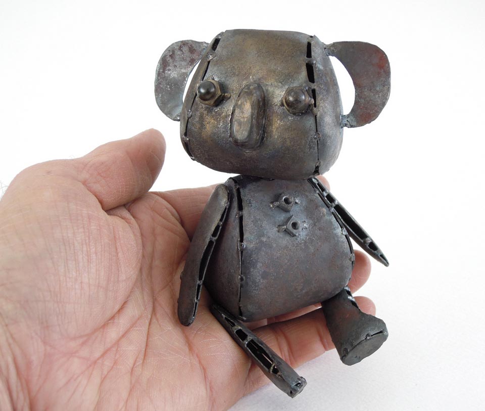 鉄でできたぬいぐるみである「テツグルミ」シリーズ、「鉄コアラ」です。 ぷっくりしたフォルムで首、両肩、股関節が動きます。