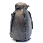 鉄でできたぬいぐるみである「テツグルミ」シリーズ、「鉄ペンギン」です。 頭と翼が動きます。首が伸びます。