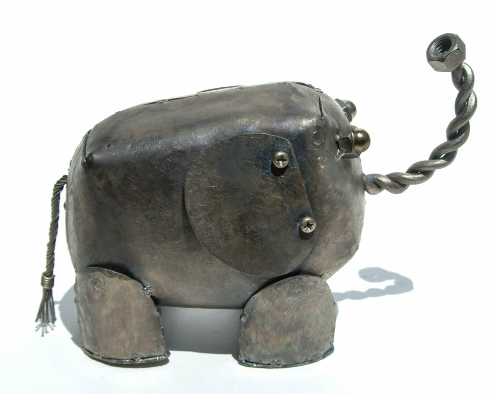 鉄でできたぬいぐるみである「テツグルミ」シリーズ、「鉄ゾウ」です。 長い鼻が動きます。 インドゾウ。