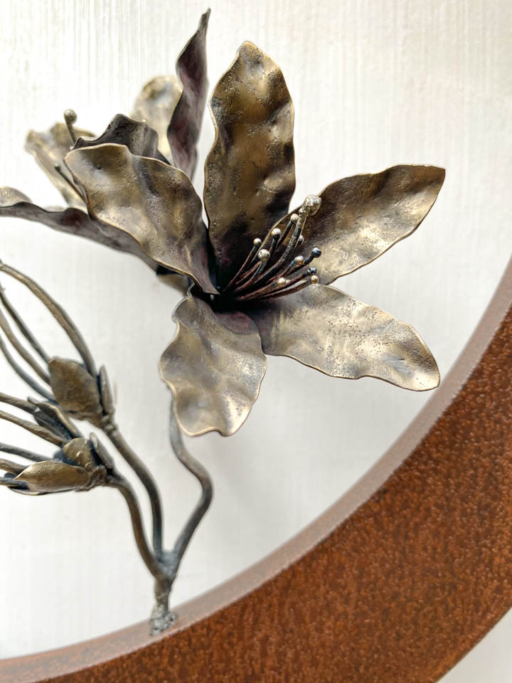 箱根の春を彩るミツバツツジの花を円弧に添えた鉄の彫刻、アート作品です。壁面へ取り付ける仕様になっています。蕾は鍛造した鉄線で表現し軽い印象になっています。円弧は厚みのある鉄を切り出し、下部でズラして表情をつけています。花の様子。