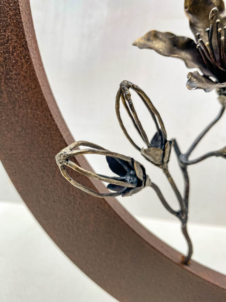 箱根の春を彩るミツバツツジの花を円弧に添えた鉄の彫刻、アート作品です。スタンドタイプです。蕾は鍛造した鉄線で表現し軽い印象になっています。円弧は厚みのある鉄を切り出し、下部でズラして表情をつけています。蕾の様子。