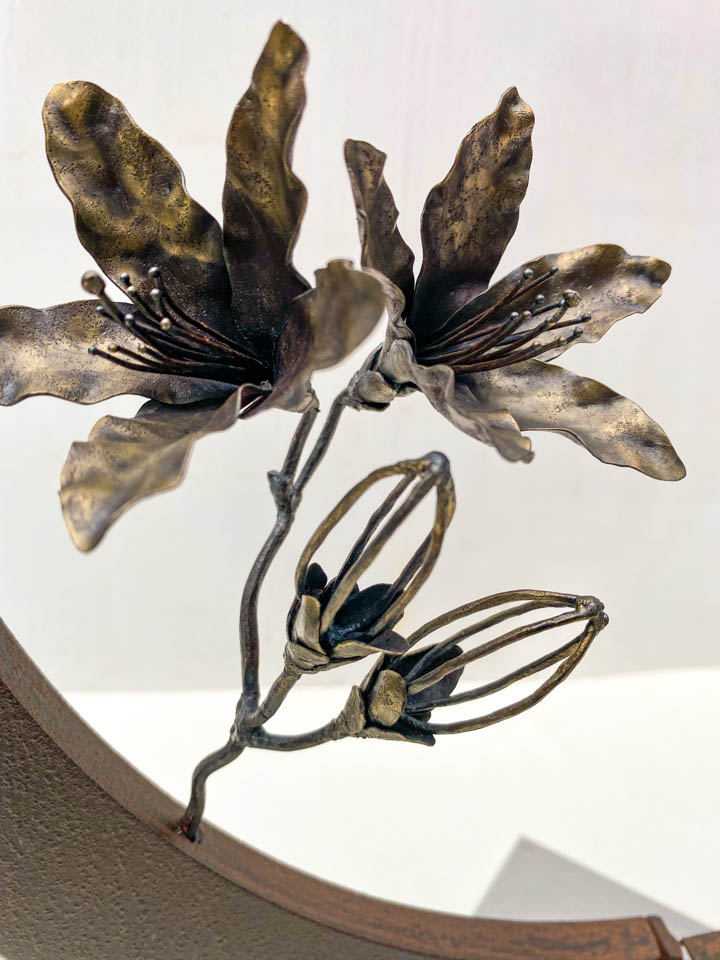 箱根の春を彩るミツバツツジの花を円弧に添えた鉄の彫刻、アート作品です。スタンドタイプです。蕾は鍛造した鉄線で表現し軽い印象になっています。円弧は厚みのある鉄を切り出し、下部でズラして表情をつけています。花の様子。