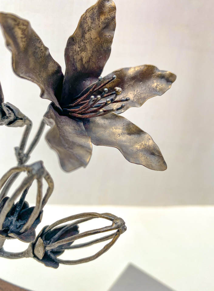 箱根の春を彩るミツバツツジの花を円弧に添えた鉄の彫刻、アート作品です。スタンドタイプです。蕾は鍛造した鉄線で表現し軽い印象になっています。円弧は厚みのある鉄を切り出し、下部でズラして表情をつけています。花の様子。