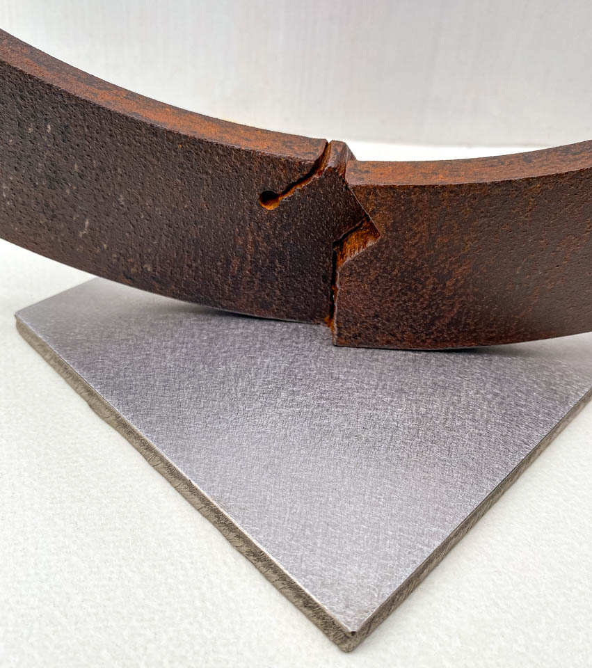 箱根に咲くマメザクラの小さな枝が、丸いベースに添えられた鉄の彫刻です。かわいい花が鉄で繊細に表現され、新芽が芽吹いています。ベースは錆びた鉄の風合いです。