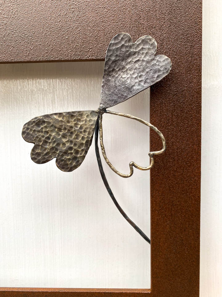箱根に自制するオダマキの葉をモチーフにした鉄の彫刻、アート作品です。厚みのある鉄板に窓を開け、デフォルメしたオダマキの葉が顔を出している、シンプルな構成です。葉の表面は丹念に鍛造しハンマートーンをはっきり付けて、葉の色味には磨きによって違いを出しました。一枚は鍛造した鉄線を使用しアウトラインだけの表現になっています。