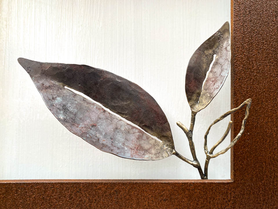 箱根に自制するマメザクラの葉をモチーフにした鉄の彫刻、アート作品です。 厚みのある鉄板に窓を開け、ひと枝顔を出している構成です。 葉は３枚とし、うち一枚は線の表現としました。 葉の表面は丹念に鍛造しハンマートーンをはっきり付けて、面の葉の中央に切り込みを入れ太い葉脈を表現しています。 厚みのある鉄板は実際に錆びた風合いを残した仕上げとし、重厚な風合いを醸し出しています。