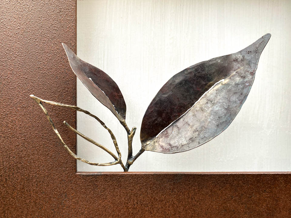 箱根に自制するマメザクラの葉をモチーフにした鉄の彫刻、アート作品です。 厚みのある鉄板に窓を開け、ひと枝顔を出している構成です。 葉は３枚とし、うち一枚は線の表現としました。 葉の表面は丹念に鍛造しハンマートーンをはっきり付けて、面の葉の中央に切り込みを入れ太い葉脈を表現しています。 厚みのある鉄板は実際に錆びた風合いを残した仕上げとし、重厚な風合いを醸し出しています。
