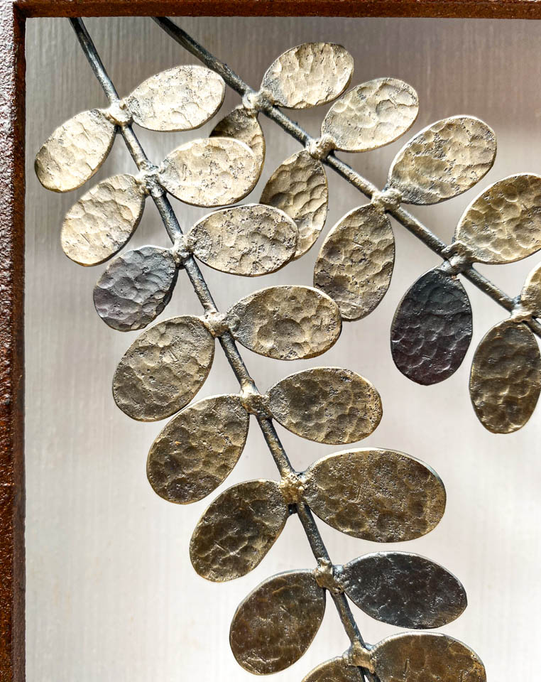 箱根に自制するコマツナギの枝をモチーフにした鉄の彫刻、アート作品です。 厚みのある鉄板に窓を開け、２本の枝が顔を出している構成です。 コマツナギの枝は丸丸い葉が枝の中央から行儀良く並び、可愛らしいリズムがあります。 葉の表面は丹念に鍛造しハンマートーンをはっきり付けて、一部の葉の色味に変化をつけました。葉の表情。