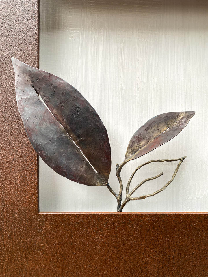 箱根に自制するマメザクラの葉をモチーフにした鉄の彫刻、アート作品です。 厚みのある鉄板に窓を開け、ひと枝顔を出している構成です。 葉は３枚とし、うち一枚は線の表現としました。 葉の表面は丹念に鍛造しハンマートーンをはっきり付けて、面の葉の中央に切り込みを入れ太い葉脈を表現しています。 厚みのある鉄板は実際に錆びた風合いを残した仕上げとし、重厚な風合いを醸し出しています。