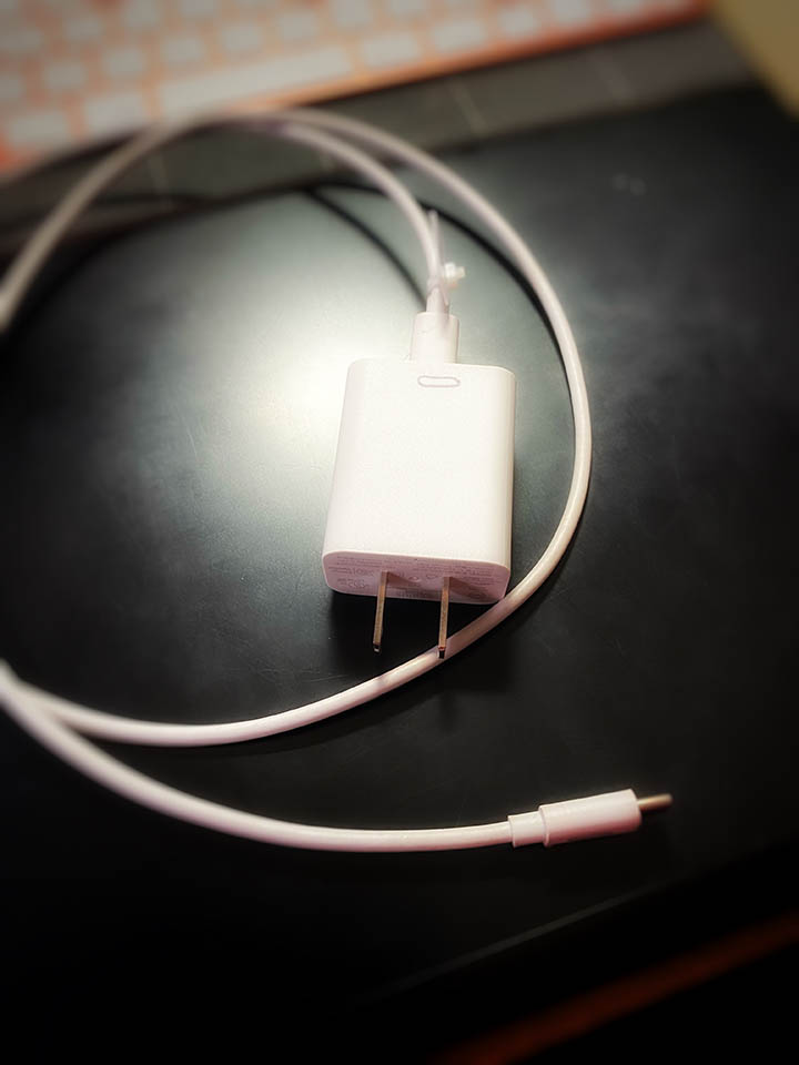 オキュラスの充電用ケーブル。