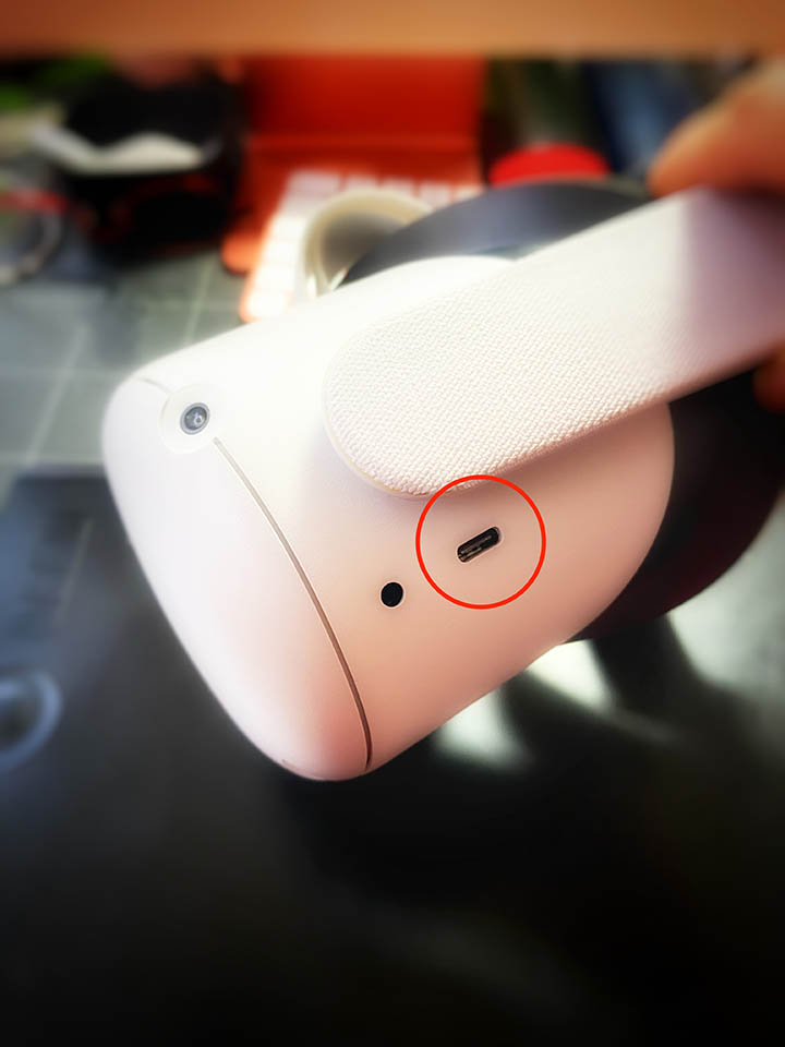 オキュラス本体の、充電ケーブル差し込み口。