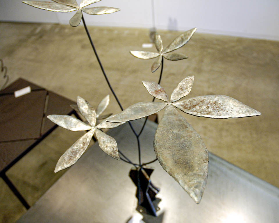 観葉植物のパキラをモチーフにした鉄の彫刻、アートオブジェです。５枚の葉はプラズマ溶断した切りっぱなし感を残したカタチのまま鍛造し、上へ上へ伸びる姿にまとめました。 幹は厚みのある鉄板を幾何学的に組み合わせてボリュームを出した作りです。 葉の表情。