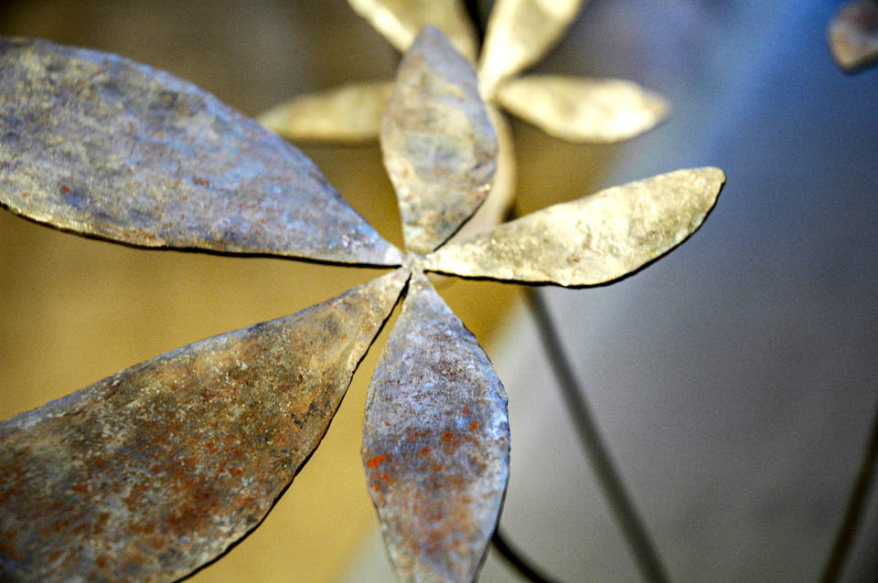 観葉植物のパキラをモチーフにした鉄の彫刻、アートオブジェです。５枚の葉はプラズマ溶断した切りっぱなし感を残したカタチのまま鍛造し、上へ上へ伸びる姿にまとめました。 幹は厚みのある鉄板を幾何学的に組み合わせてボリュームを出した作りです。 葉の表情。