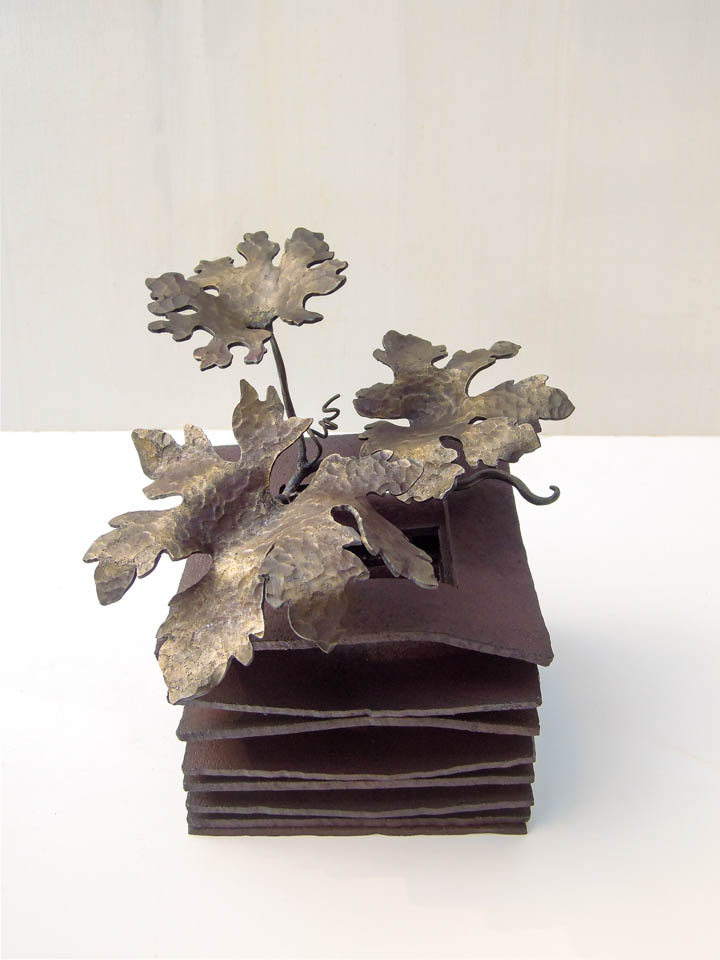 フウセンカズラをモチーフにした鉄の彫刻、アートオブジェです。 葉の中でも丸っこい形の葉が面白くて、そういった葉をデフォルメしてデザインしました。 葉の表面ははっきりとハンマートーンをつけて、表情豊かに仕上げました。 真鍮ブラシで磨き込み、黄色みを帯びた控えめが光沢があります。