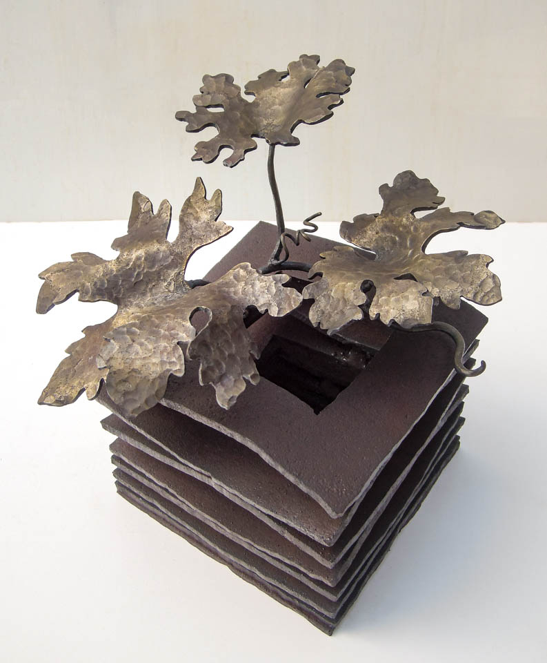 フウセンカズラをモチーフにした鉄の彫刻、アートオブジェです。 葉の中でも丸っこい形の葉が面白くて、そういった葉をデフォルメしてデザインしました。 葉の表面ははっきりとハンマートーンをつけて、表情豊かに仕上げました。 真鍮ブラシで磨き込み、黄色みを帯びた控えめが光沢があります。 葉の表情。