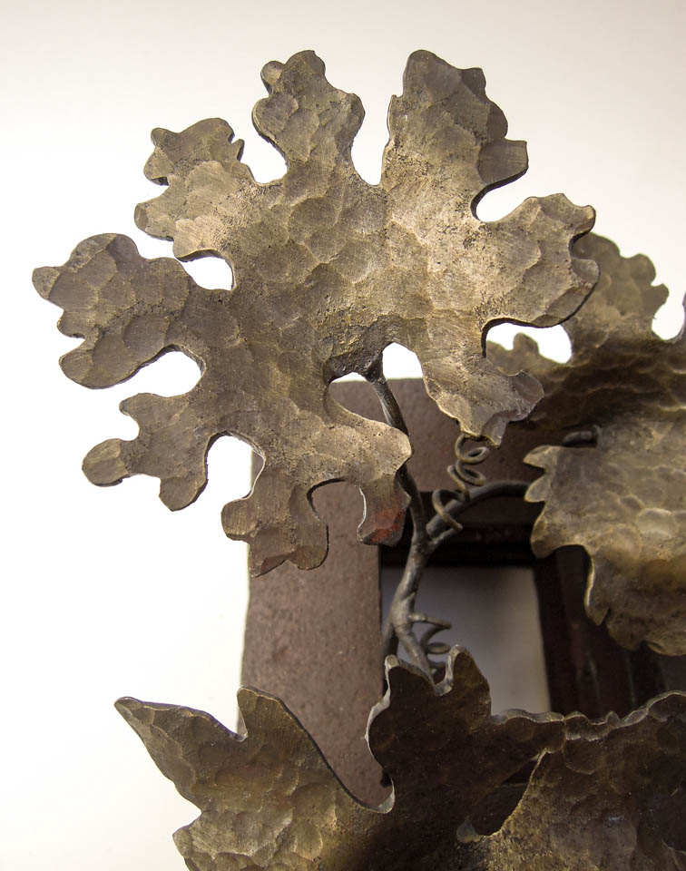 フウセンカズラをモチーフにした鉄の彫刻、アートオブジェです。 葉の中でも丸っこい形の葉が面白くて、そういった葉をデフォルメしてデザインしました。 葉の表面ははっきりとハンマートーンをつけて、表情豊かに仕上げました。 真鍮ブラシで磨き込み、黄色みを帯びた控えめが光沢があります。 葉の表情。