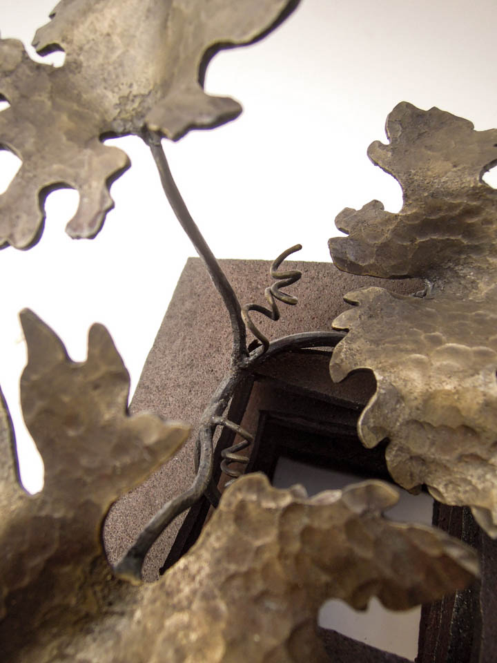 フウセンカズラをモチーフにした鉄の彫刻、アートオブジェです。 葉の中でも丸っこい形の葉が面白くて、そういった葉をデフォルメしてデザインしました。 葉の表面ははっきりとハンマートーンをつけて、表情豊かに仕上げました。 真鍮ブラシで磨き込み、黄色みを帯びた控えめが光沢があります。 葉の表情。