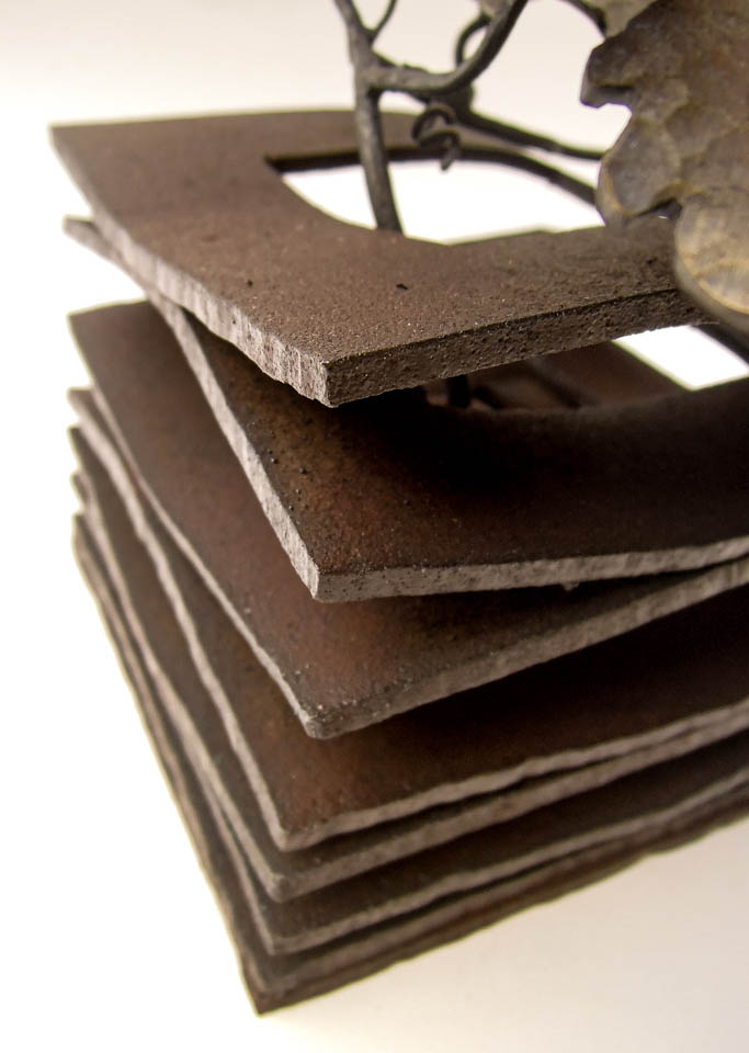 フウセンカズラをモチーフにした鉄の彫刻、アートオブジェです。 葉の中でも丸っこい形の葉が面白くて、そういった葉をデフォルメしてデザインしました。 葉の表面ははっきりとハンマートーンをつけて、表情豊かに仕上げました。 真鍮ブラシで磨き込み、黄色みを帯びた控えめが光沢があります。 ベースの表情。