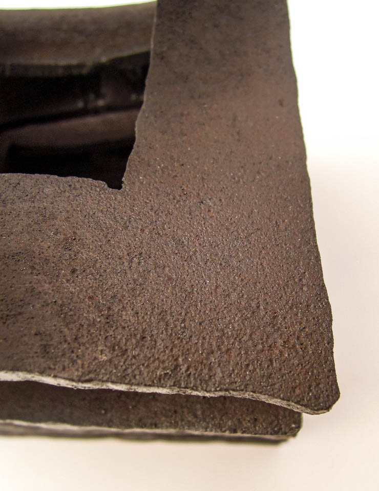 フウセンカズラをモチーフにした鉄の彫刻、アートオブジェです。 葉の中でも丸っこい形の葉が面白くて、そういった葉をデフォルメしてデザインしました。 葉の表面ははっきりとハンマートーンをつけて、表情豊かに仕上げました。 真鍮ブラシで磨き込み、黄色みを帯びた控えめが光沢があります。 ベースの表情。