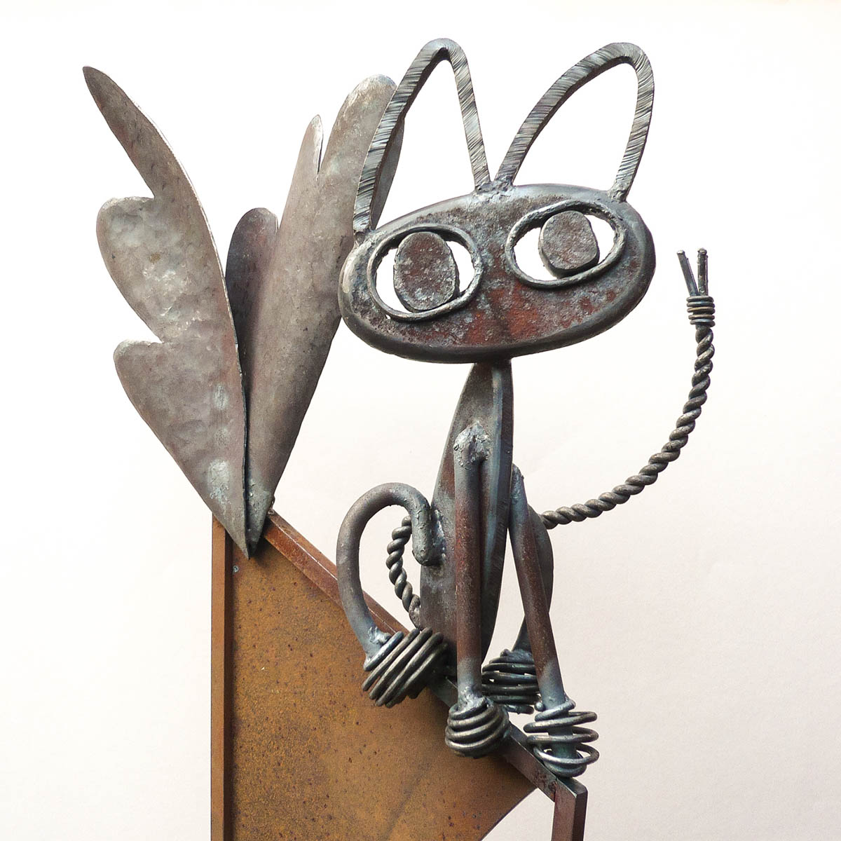 兵庫教育大学に設置されたアート彫刻、飛ぶ夢を奏でる椅子、飛ぶ夢を探す椅子とジュースの乗ったカフェテーブル、それと、ちゃっかりした2匹のカフェネコの作品です。猫の表現。