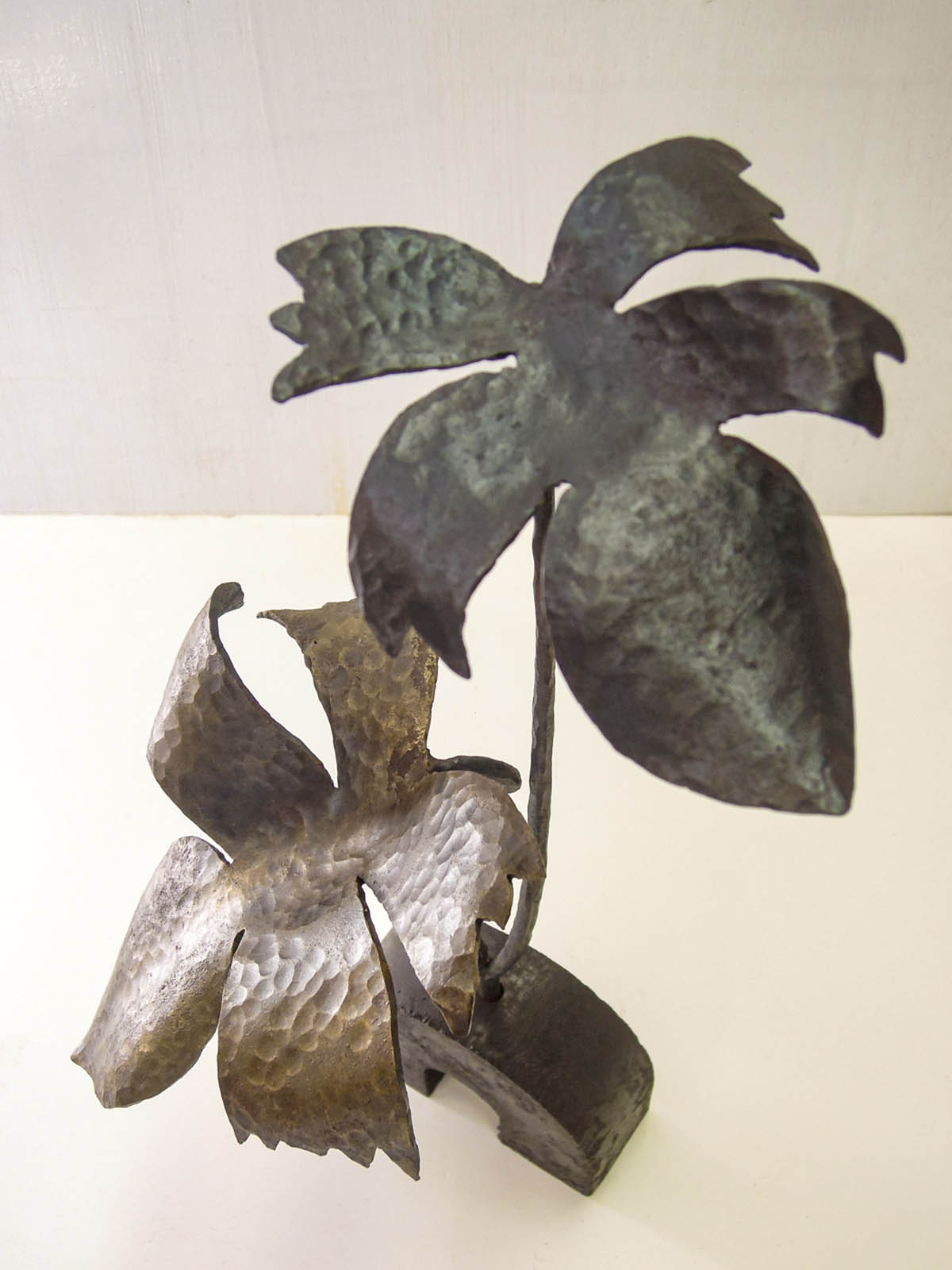 昔集めていた形の変わった葉の写真を基に作った鉄の彫刻、オブジェです。大きさの違う2枚の葉を、磨き込みのブラシの種類で色味に変化をつけて、高さを変えて配置しました。葉の表情。