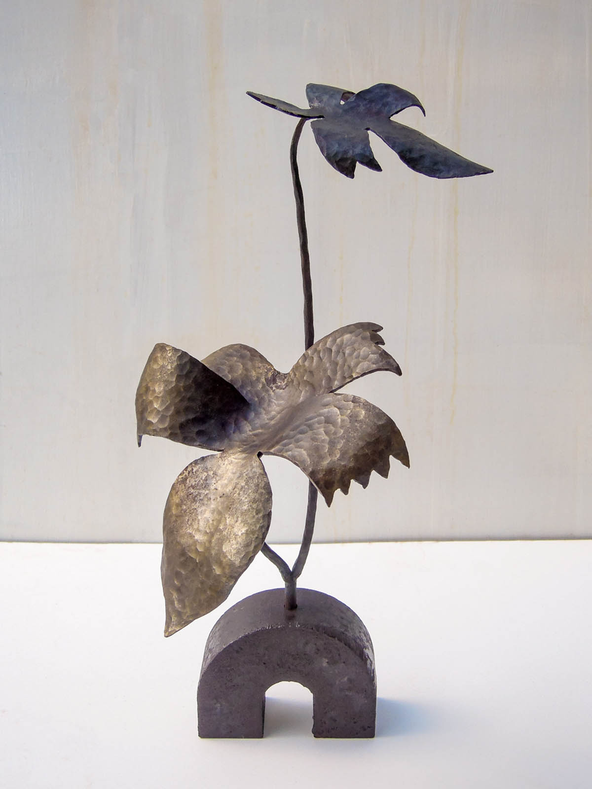 昔集めていた形の変わった葉の写真を基に作った鉄の彫刻、オブジェです。大きさの違う2枚の葉を、磨き込みのブラシの種類で色味に変化をつけて、高さを変えて配置しました。