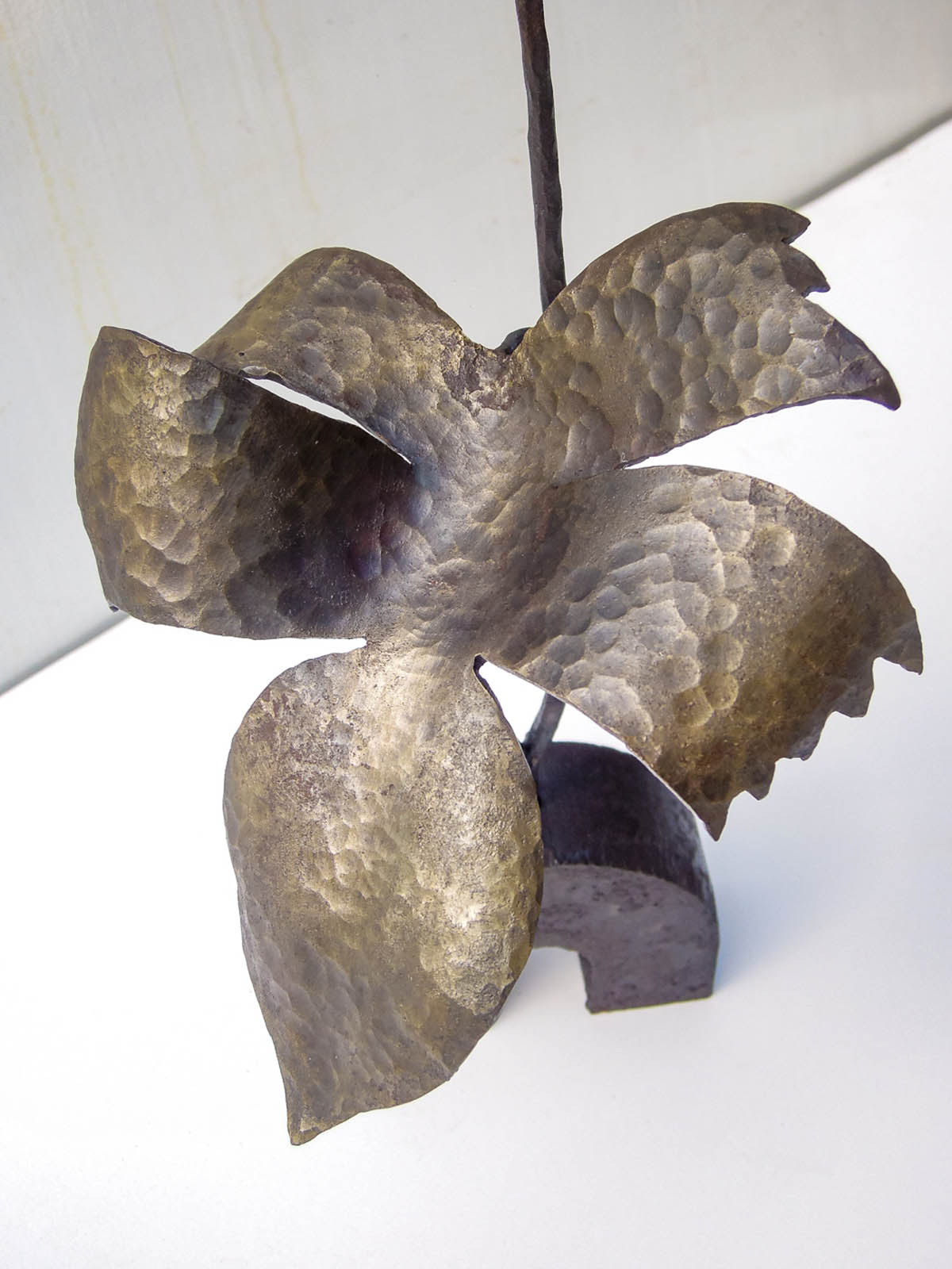 昔集めていた形の変わった葉の写真を基に作った鉄の彫刻、オブジェです。大きさの違う2枚の葉を、磨き込みのブラシの種類で色味に変化をつけて、高さを変えて配置しました。葉の表情。