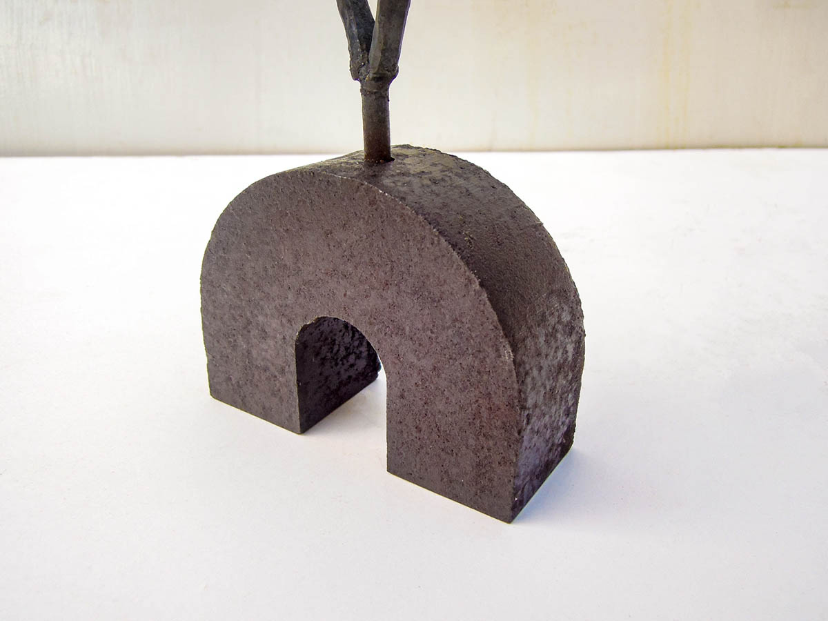 昔集めていた形の変わった葉の写真を基に作った鉄の彫刻、オブジェです。大きさの違う2枚の葉を、磨き込みのブラシの種類で色味に変化をつけて、高さを変えて配置しました。ベースの表情。