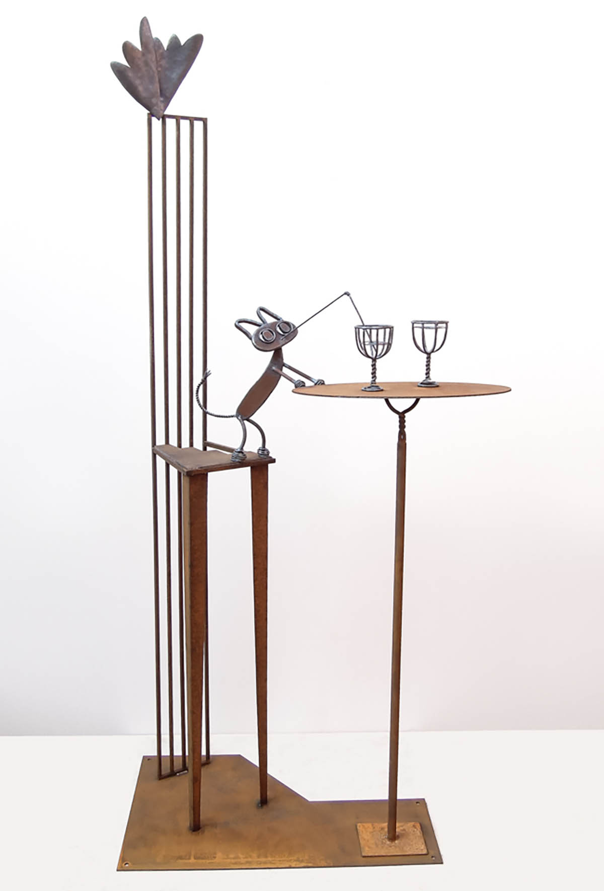 兵庫教育大学に設置されたアート彫刻、飛ぶ夢を奏でる椅子、飛ぶ夢を探す椅子とジュースの乗ったカフェテーブル、それと、ちゃっかりした2匹のカフェネコの作品です。