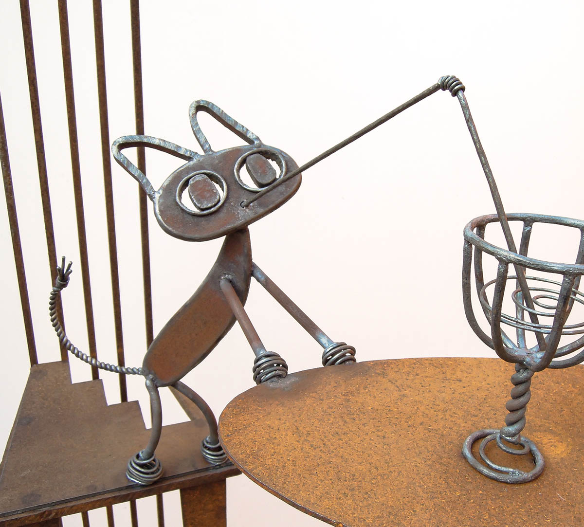 兵庫教育大学に設置されたアート彫刻、飛ぶ夢を奏でる椅子、飛ぶ夢を探す椅子とジュースの乗ったカフェテーブル、それと、ちゃっかりした2匹のカフェネコの作品です。猫の表現。