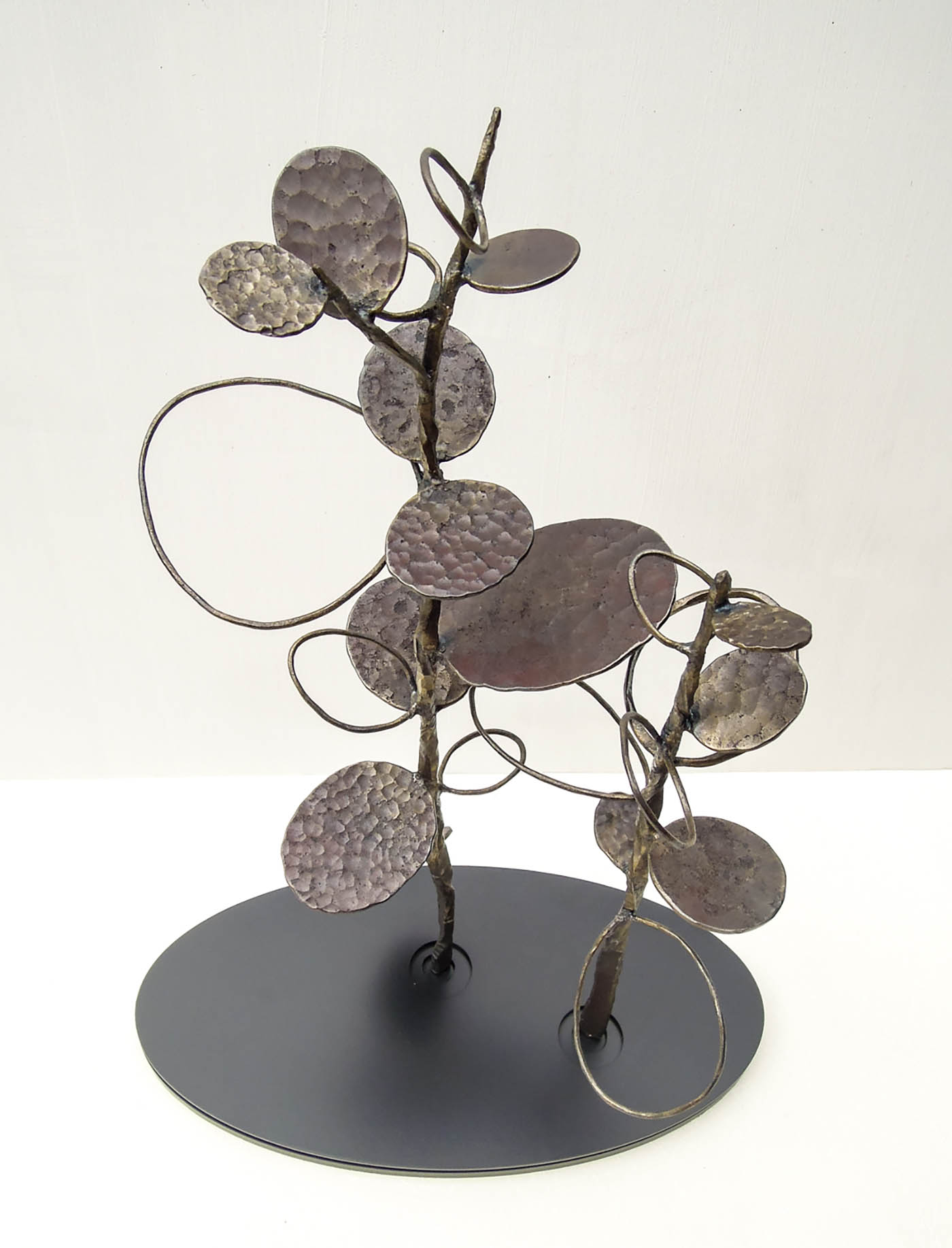 グリーンドラムという植物をモチーフにデザインした鉄のオブジェ、彫刻作品です。 葉の大きさに大小をつけて幾何学的に散らしました。葉の表情。