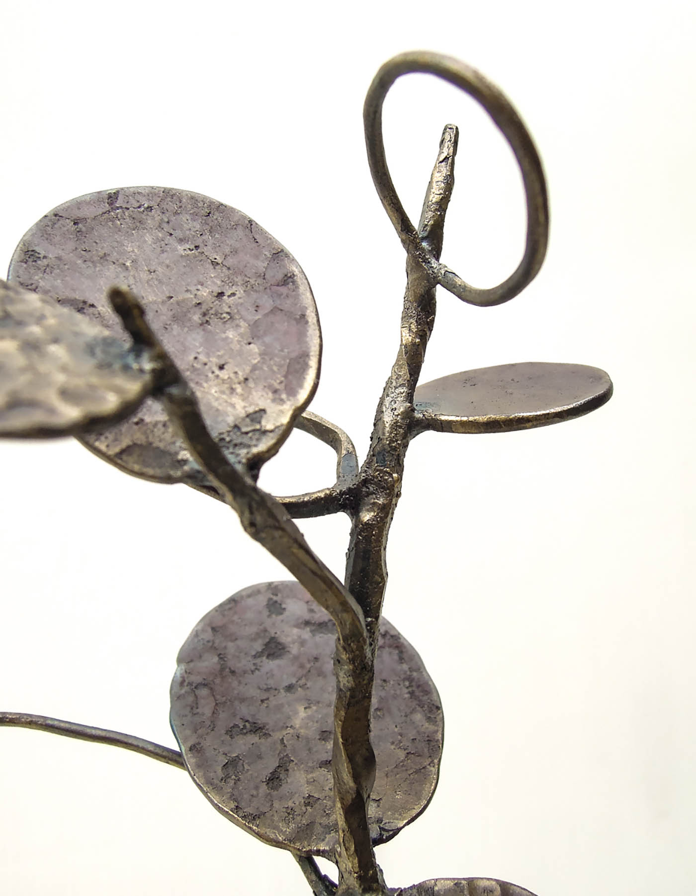 グリーンドラムという植物をモチーフにデザインした鉄のオブジェ、彫刻作品です。 葉の大きさに大小をつけて幾何学的に散らしました。葉の表情。