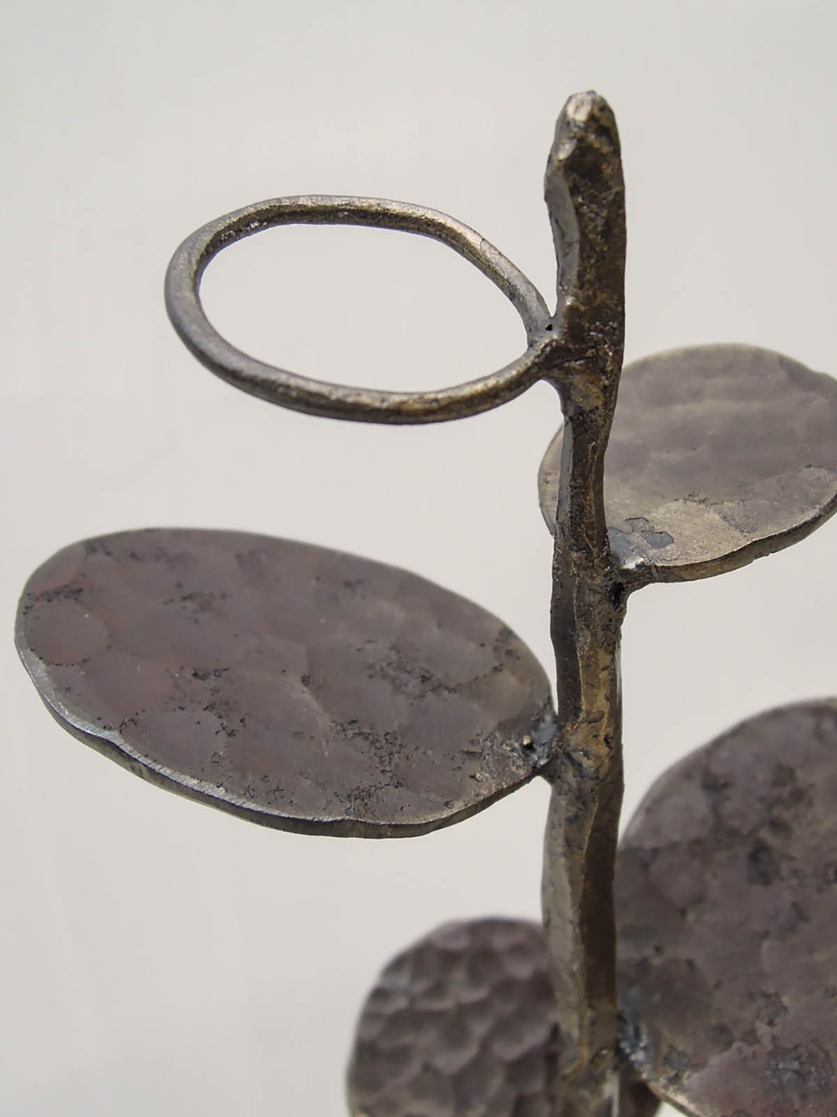 グリーンドラムという植物をモチーフにデザインした鉄のオブジェ、彫刻作品です。 葉の大きさに大小をつけて幾何学的に散らしました。 枝にまとめてみたら回転する風を感じたので、「つむじかぜ」とつけました。 結果的には実際の姿とは大分違う印象に仕上がりました。葉の表現。