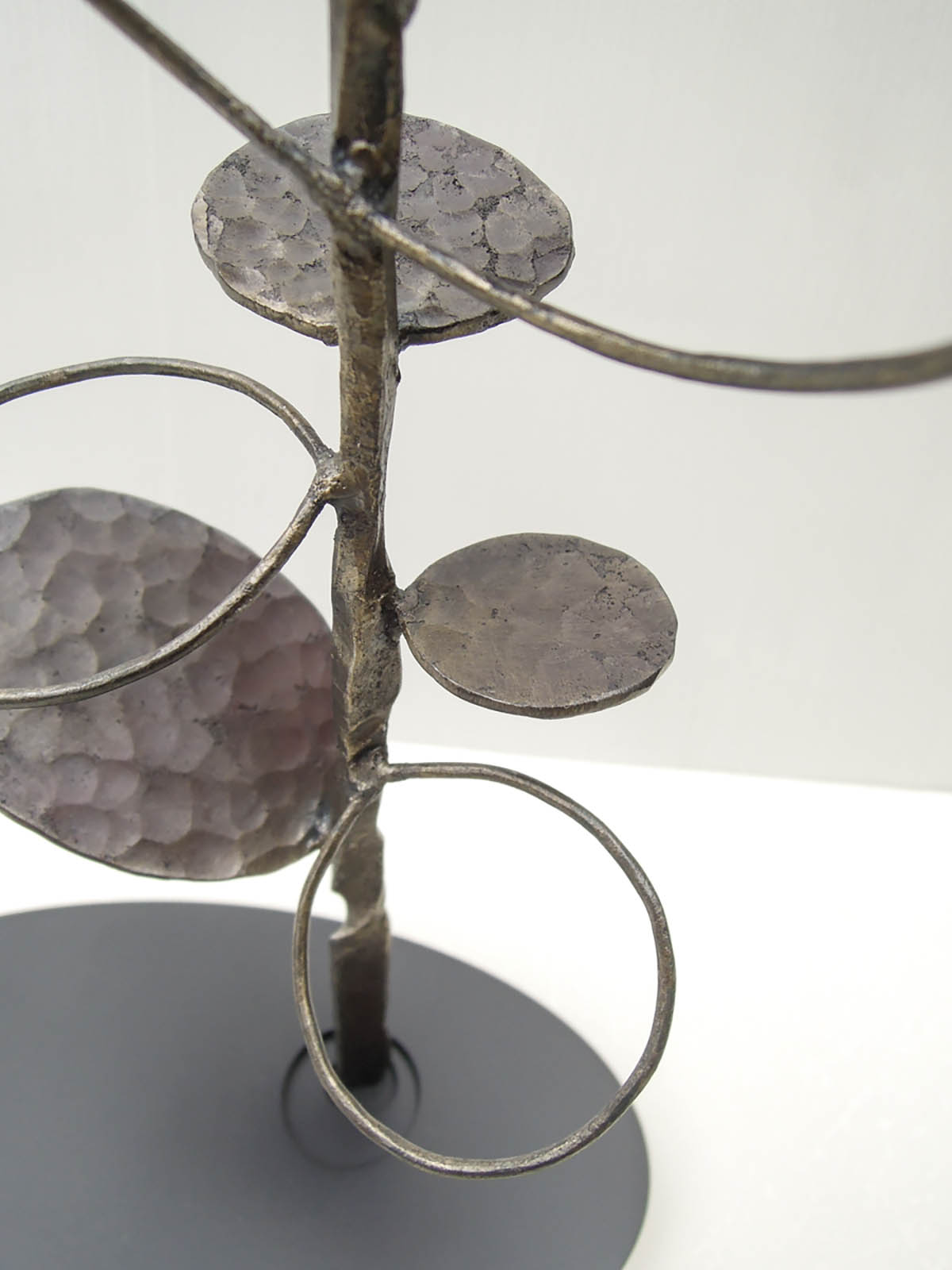 グリーンドラムという植物をモチーフにデザインした鉄のオブジェ、彫刻作品です。 葉の大きさに大小をつけて幾何学的に散らしました。 枝にまとめてみたら回転する風を感じたので、「つむじかぜ」とつけました。 結果的には実際の姿とは大分違う印象に仕上がりました。葉の表現。