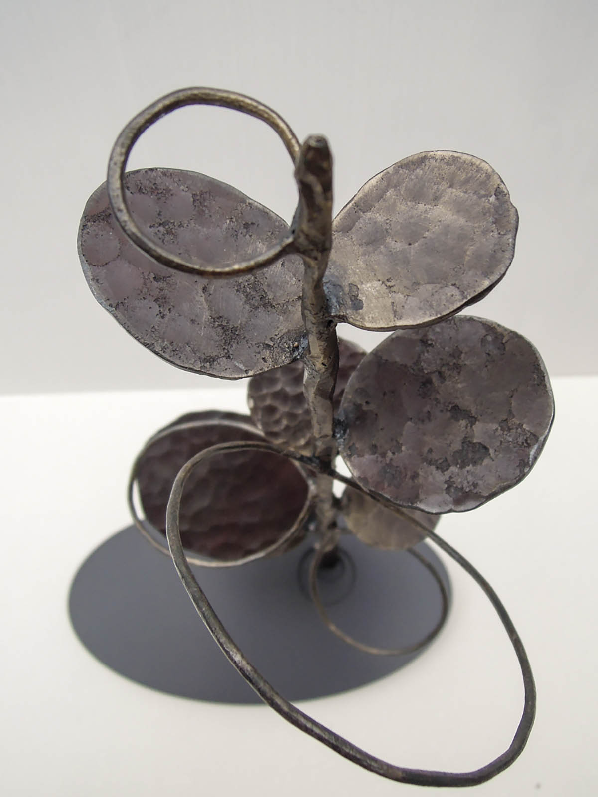 グリーンドラムという植物をモチーフにデザインした鉄のオブジェ、彫刻作品です。 葉の大きさに大小をつけて幾何学的に散らしました。 枝にまとめてみたら回転する風を感じたので、「つむじかぜ」とつけました。 結果的には実際の姿とは大分違う印象に仕上がりました。葉の表現。